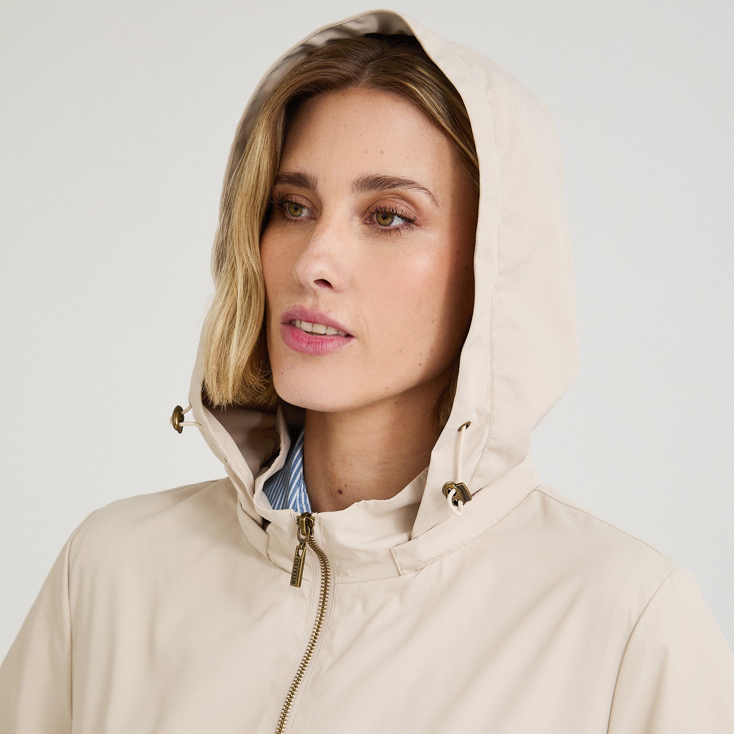 Casaca Corta Viento con Gorro Beige