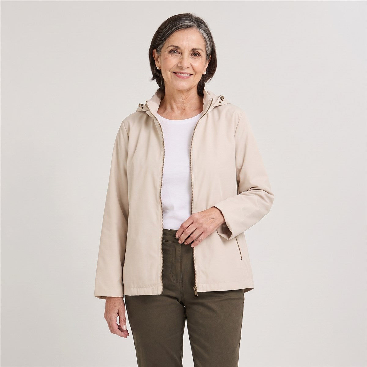 Casaca Corta Viento con Gorro Beige en modelo adulta