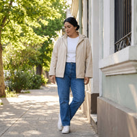 Casaca Corta Viento con Gorro Beige lifestyle