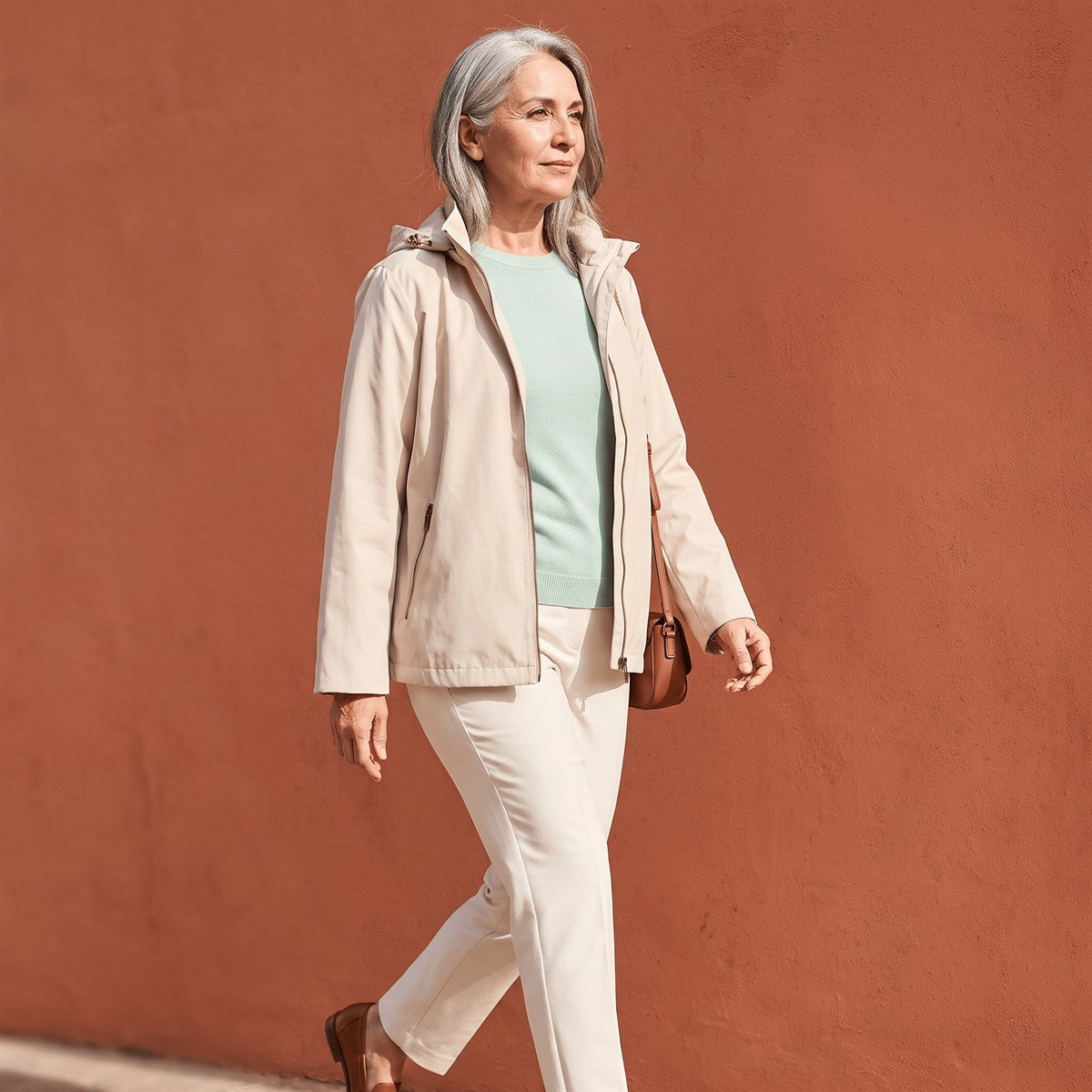 Casaca Corta Viento con Gorro Beige lifestyle