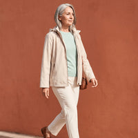 Casaca Corta Viento con Gorro Beige lifestyle