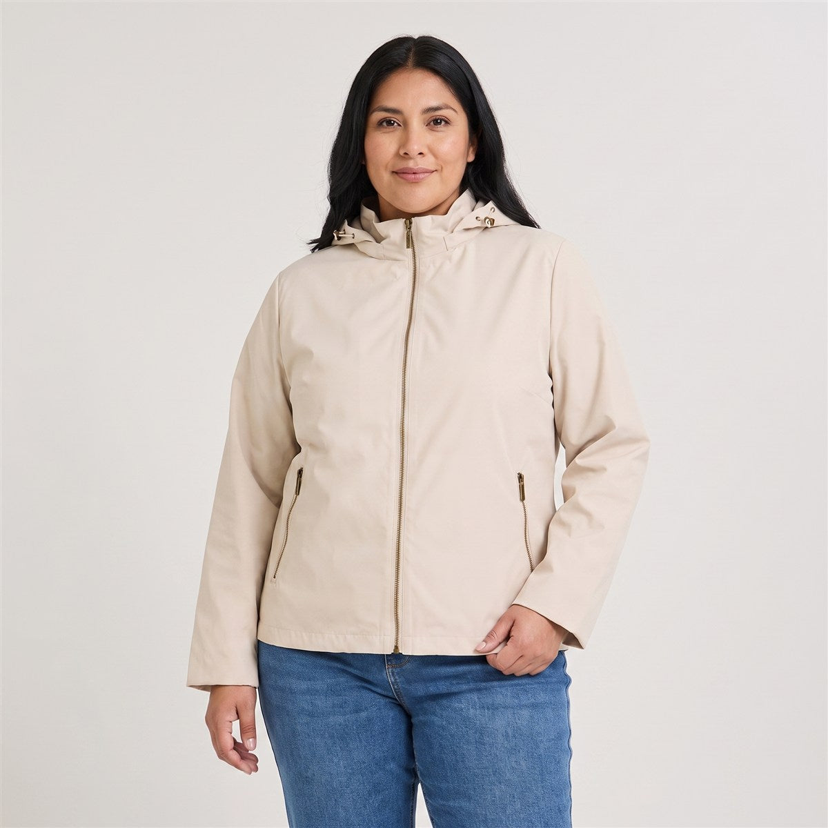 Casaca Corta Viento con Gorro Beige en modelo plus size
