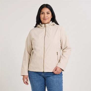 Casaca Corta Viento con Gorro Beige en modelo plus size