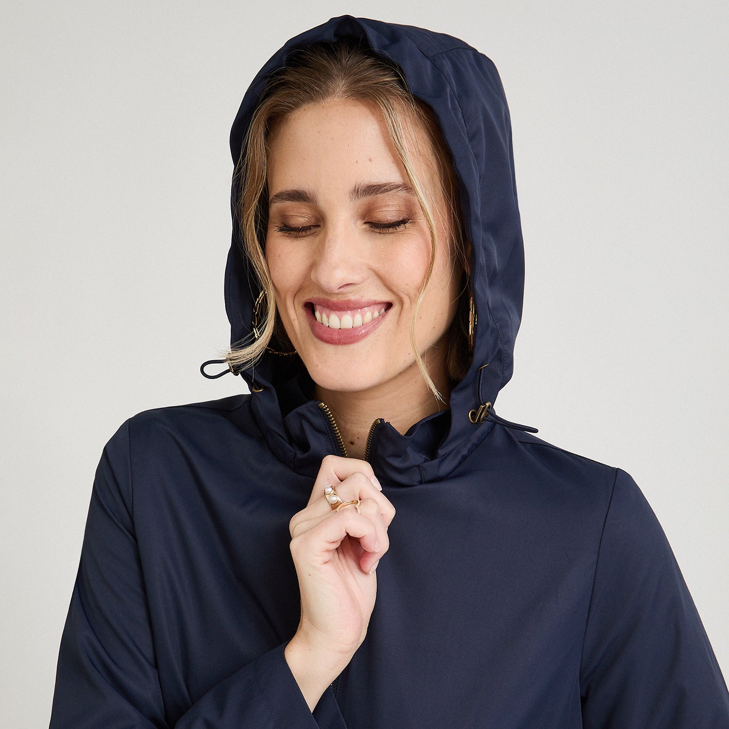 Casaca Corta Viento con Gorro Azul