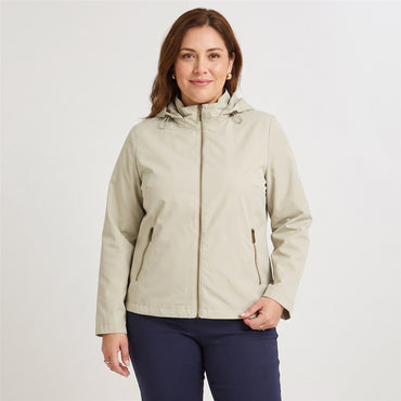 Casaca Corta Viento con Gorro Verde en modelo plus size
