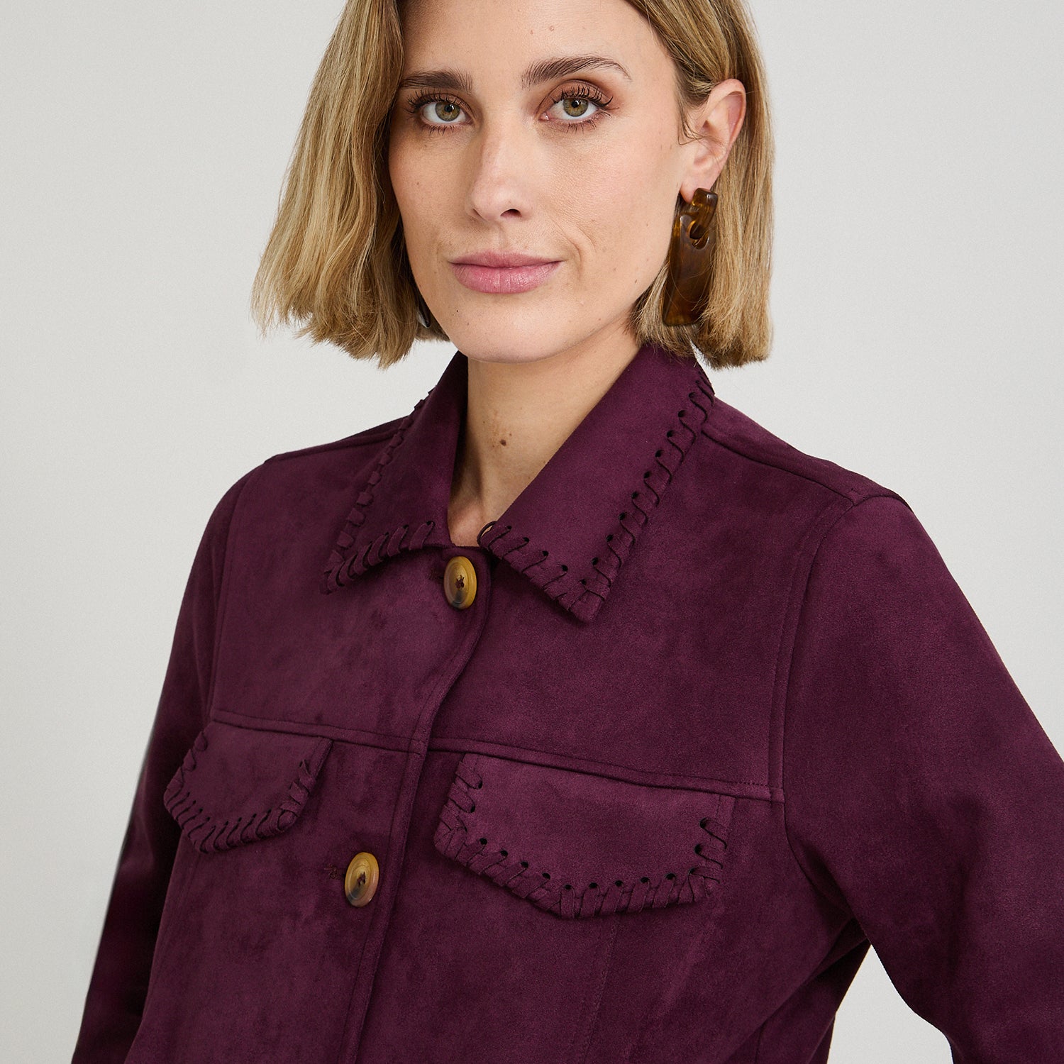 Casaca de Suede con Aplicación en Cuello y Bolsillos Morado