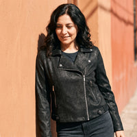 Casaca Biker de Suede Negro lifestyle