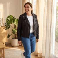 Casaca Biker de Suede Negro lifestyle