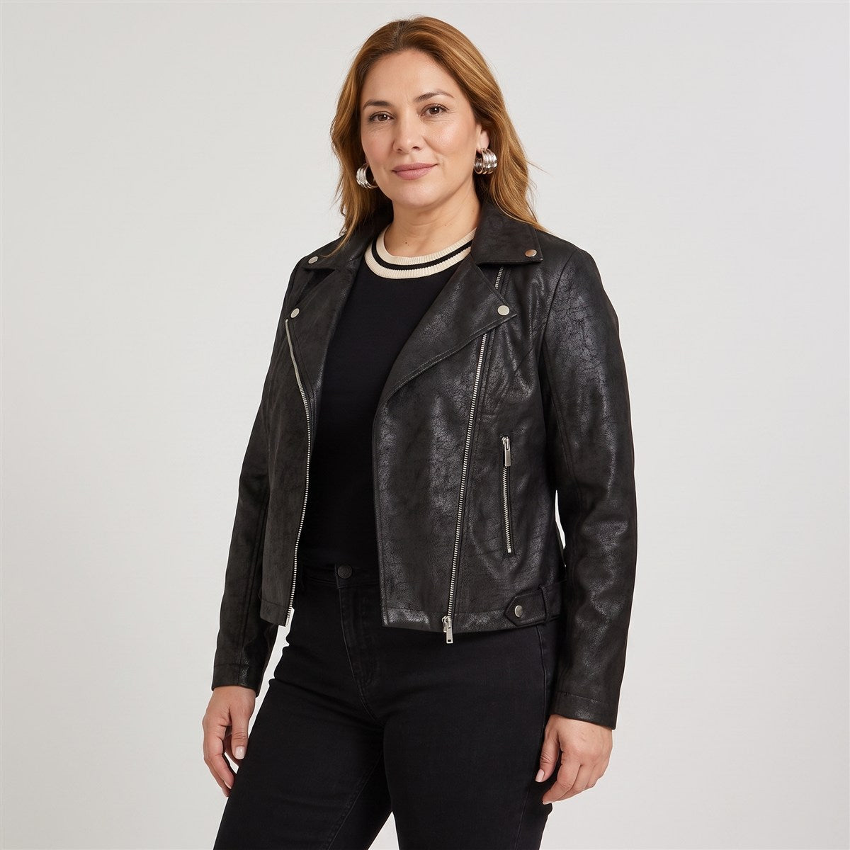 Casaca Biker de Suede Negro en modelo plus size
