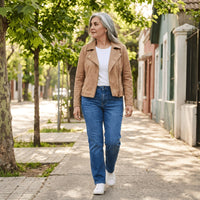 Casaca Biker de Suede Camel lifestyle