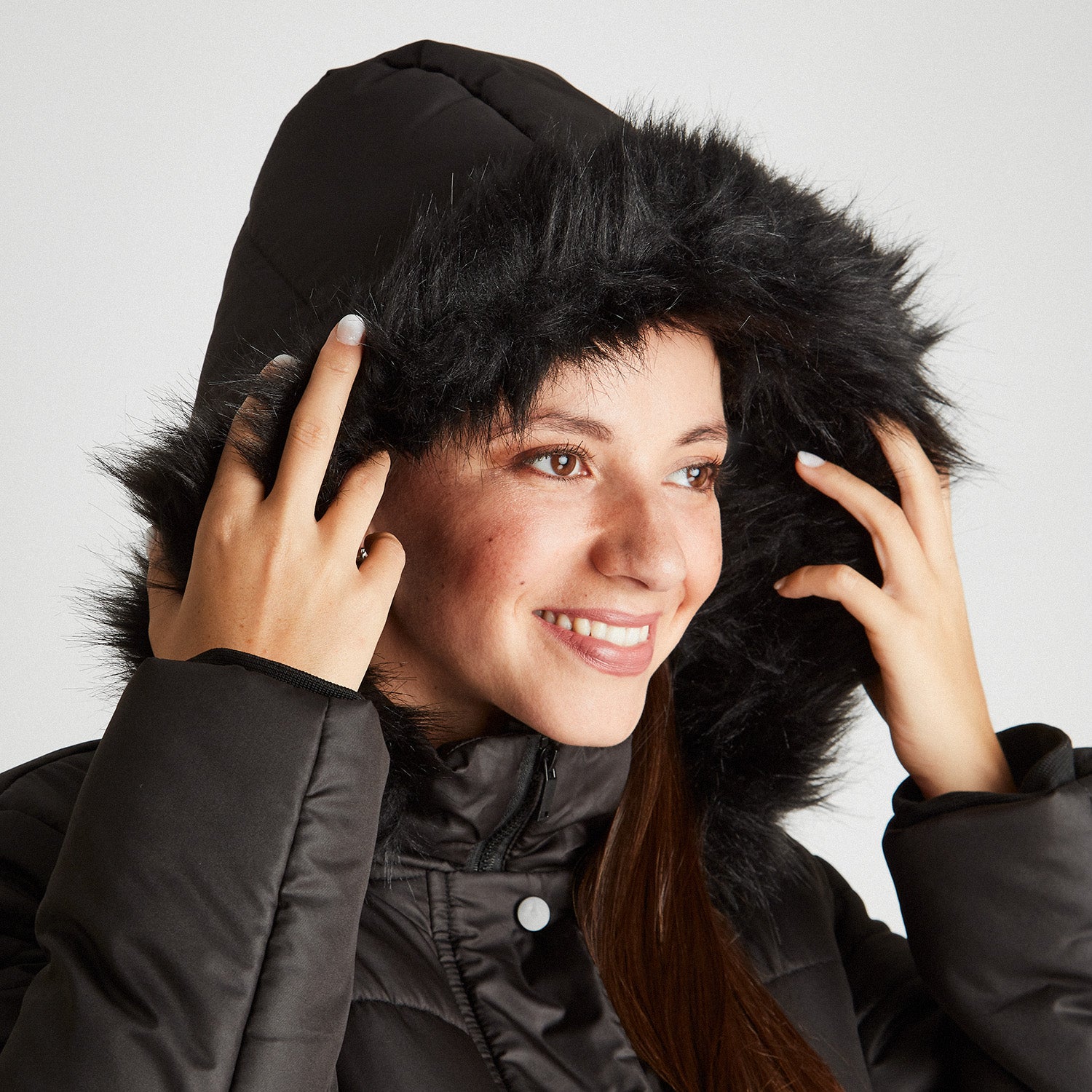 Parka Negra Con Gorro Detalle En Cintura