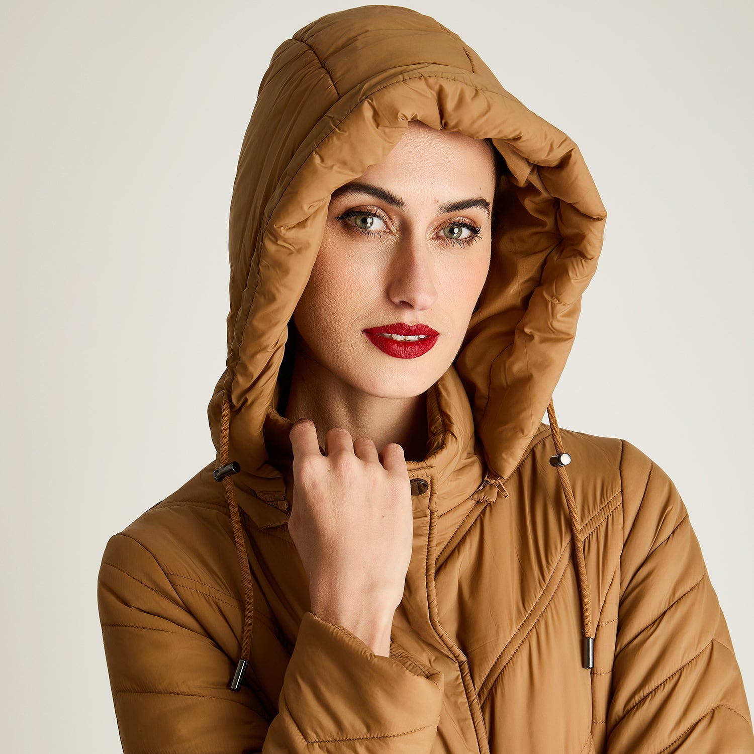 Parka Larga Con Cierre Frontal Y Gorro Camel