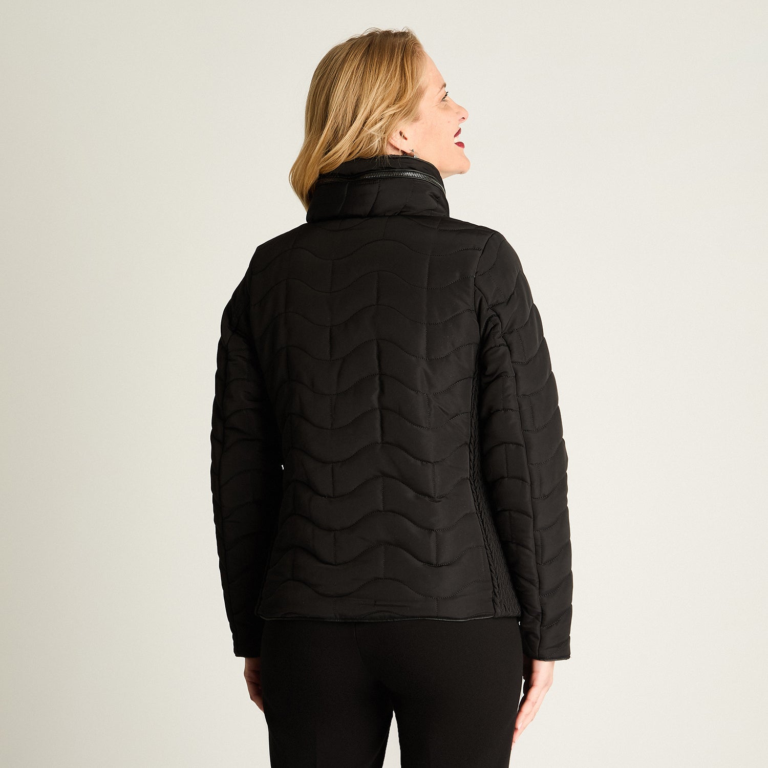 Parka Corta Forrada Manga Larga Negro
