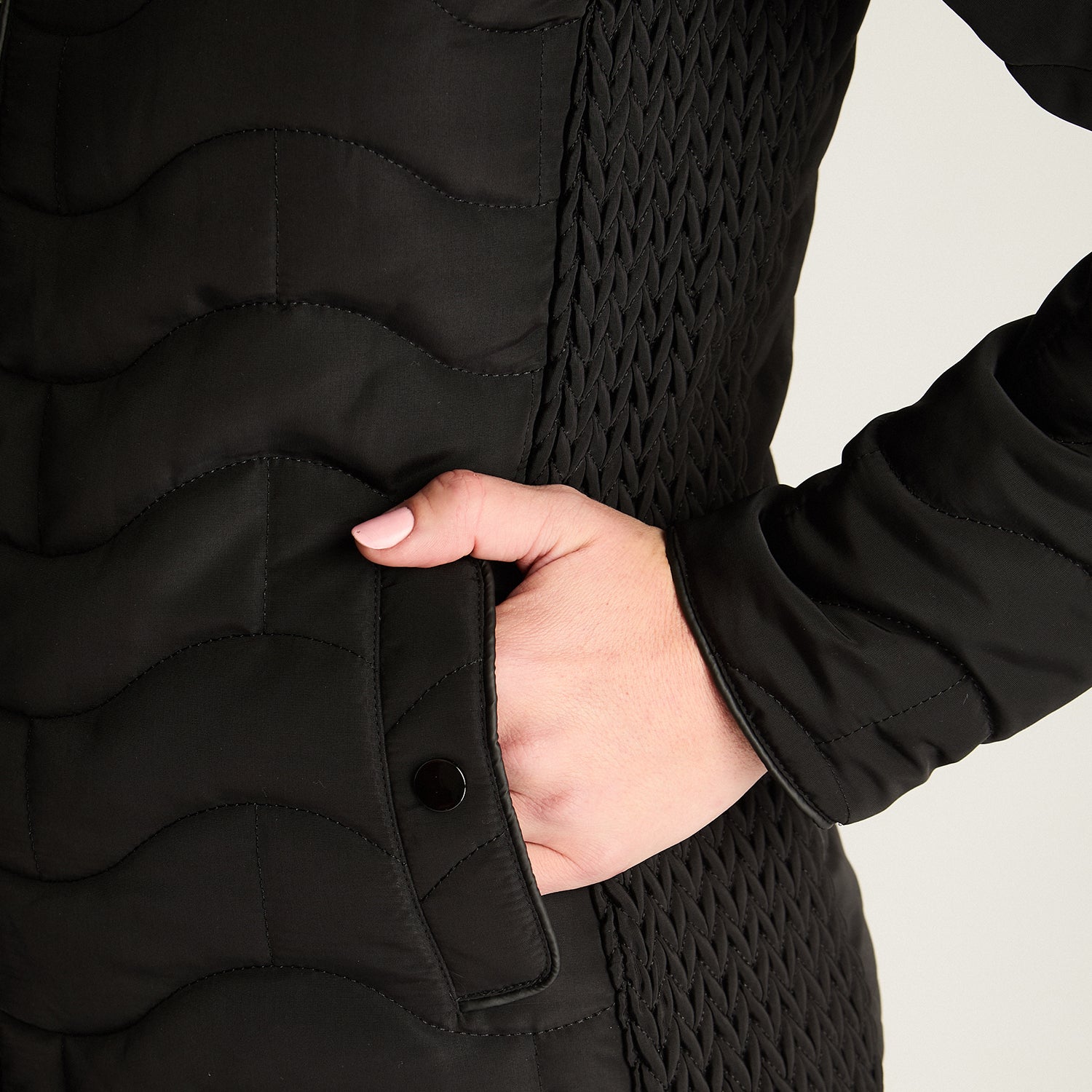 Parka Corta Forrada Manga Larga Negro