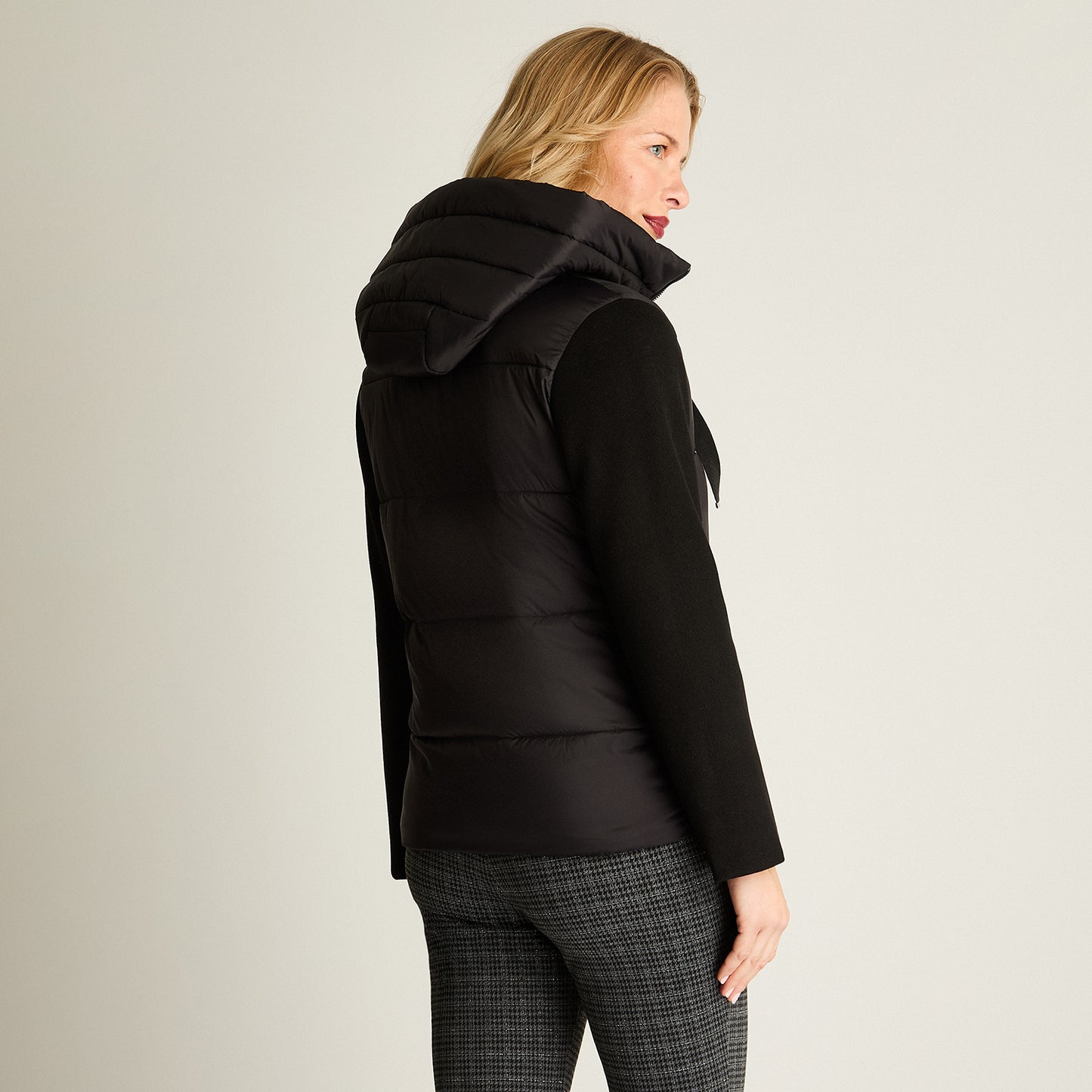 Parka Negra Con Manga De Abrigo Negro