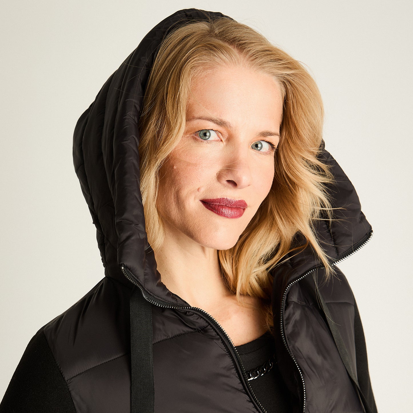 Parka Negra Con Manga De Abrigo Negro