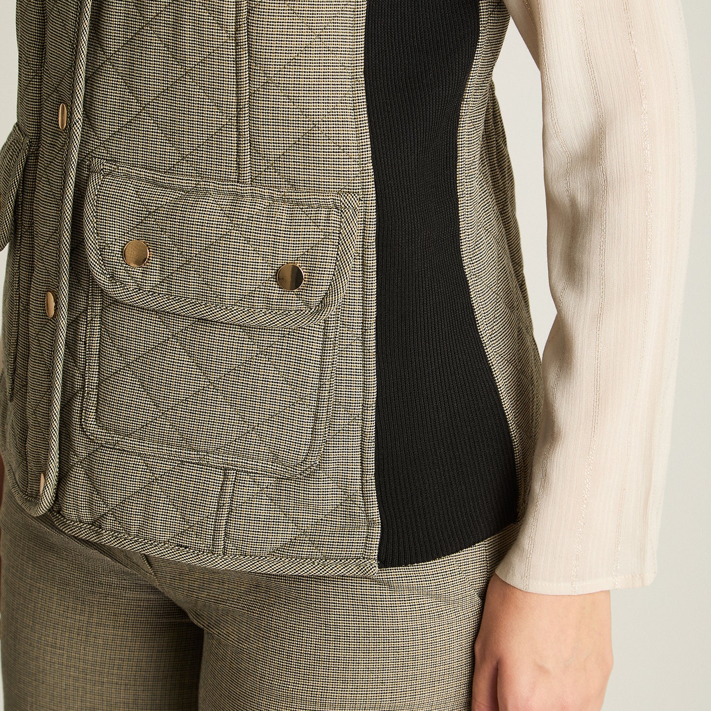 Parka Gris Sin Mangas con Bolsillos