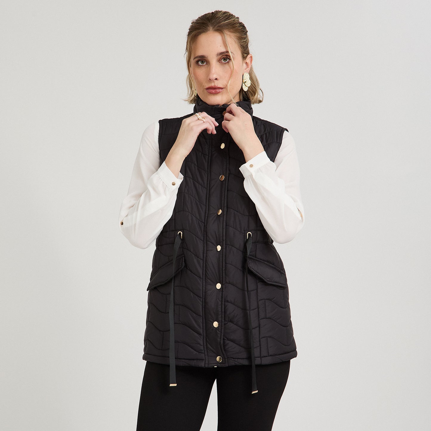 Parka sin mangas larga negra con ajustador de cintura