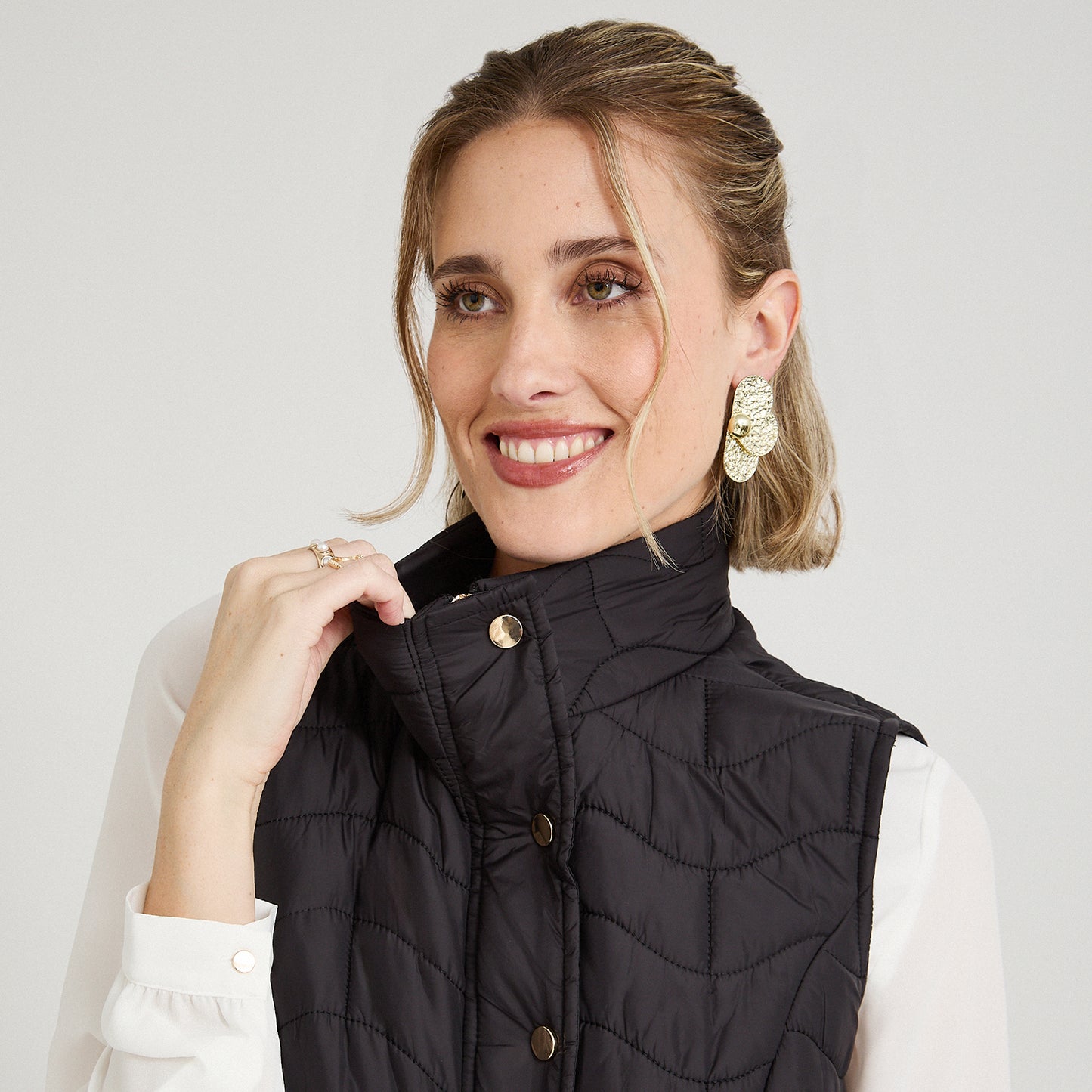 Parka sin mangas larga negra con ajustador de cintura