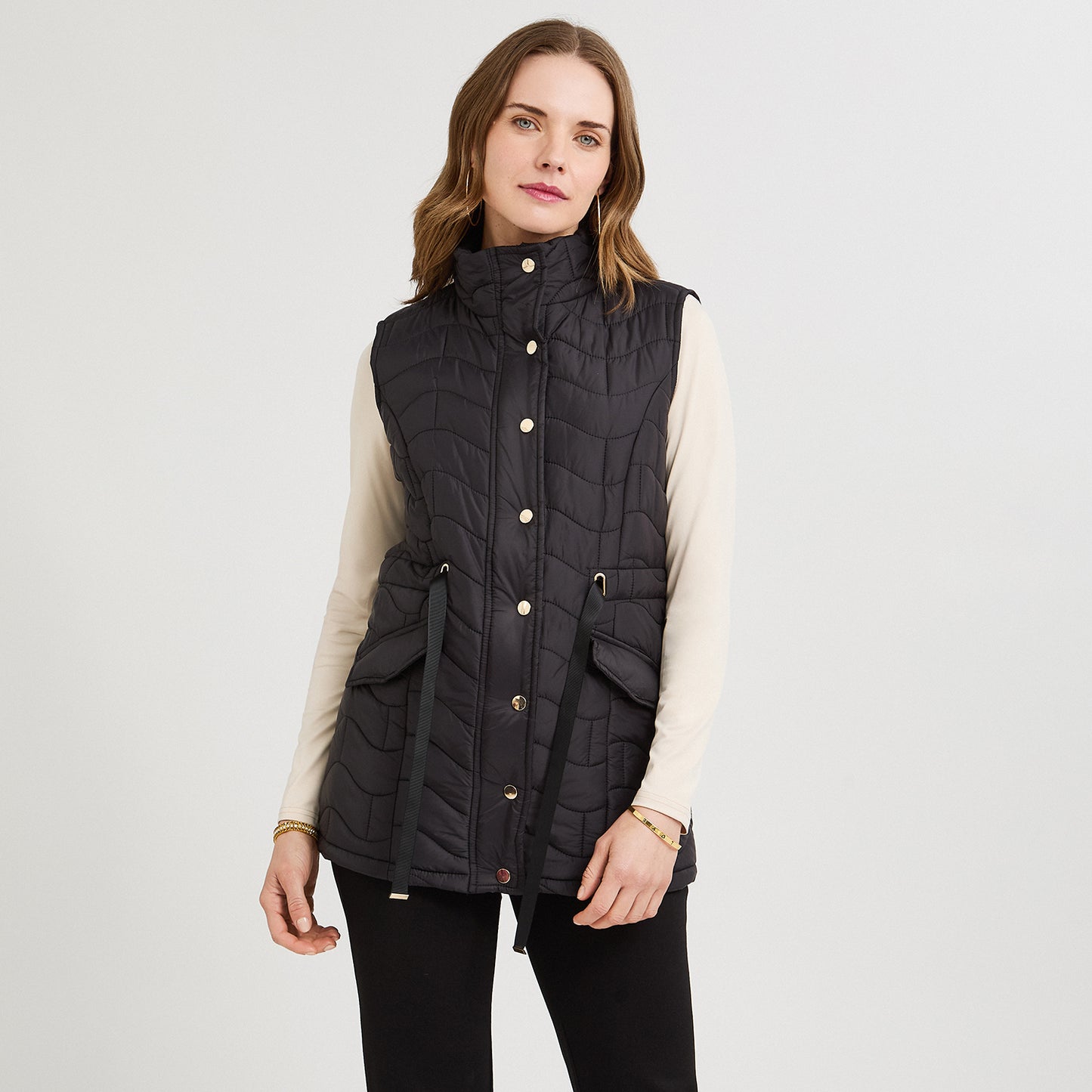 Parka sin mangas larga negra con ajustador de cintura