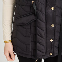 Parka sin mangas larga negra con ajustador de cintura