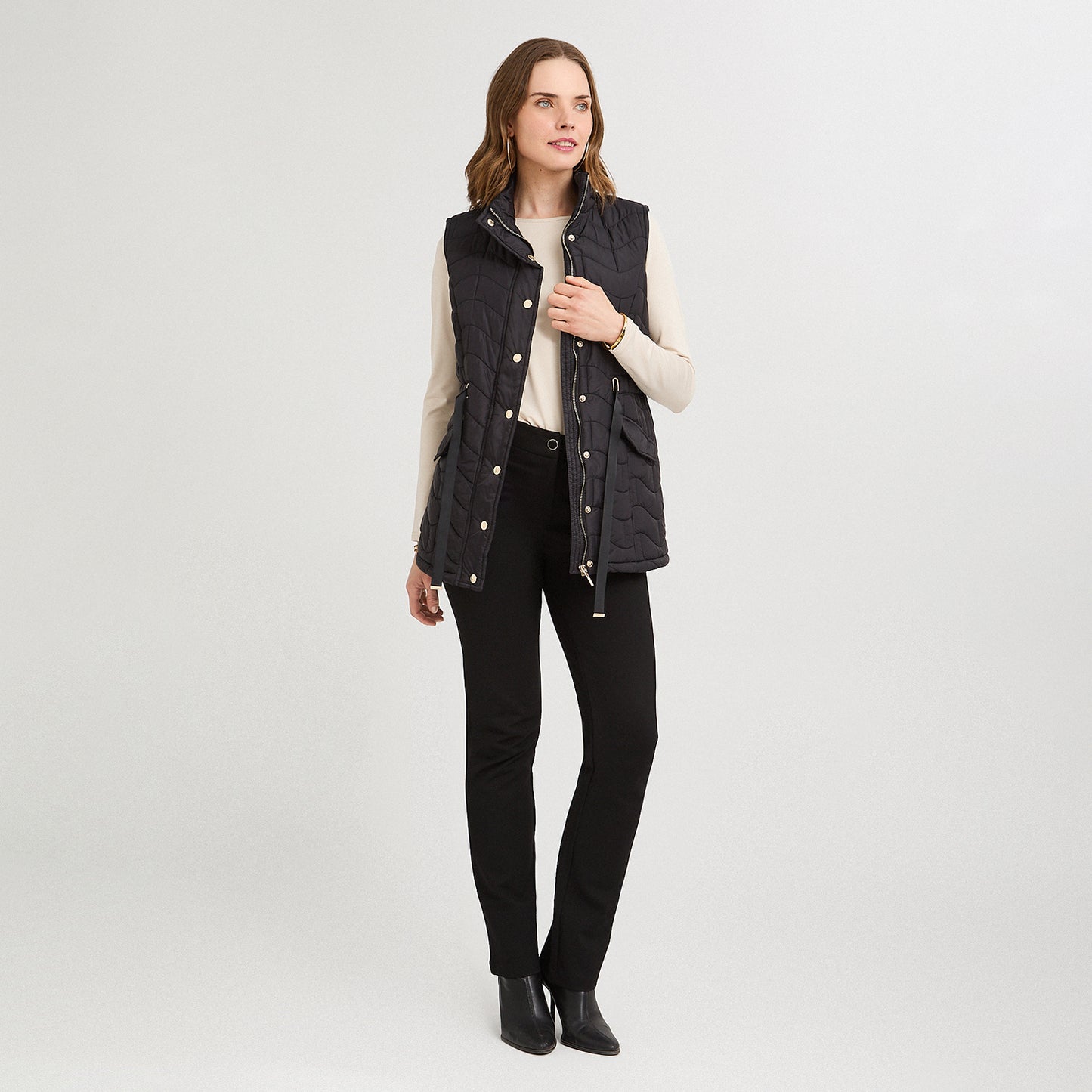 Parka sin mangas larga negra con ajustador de cintura