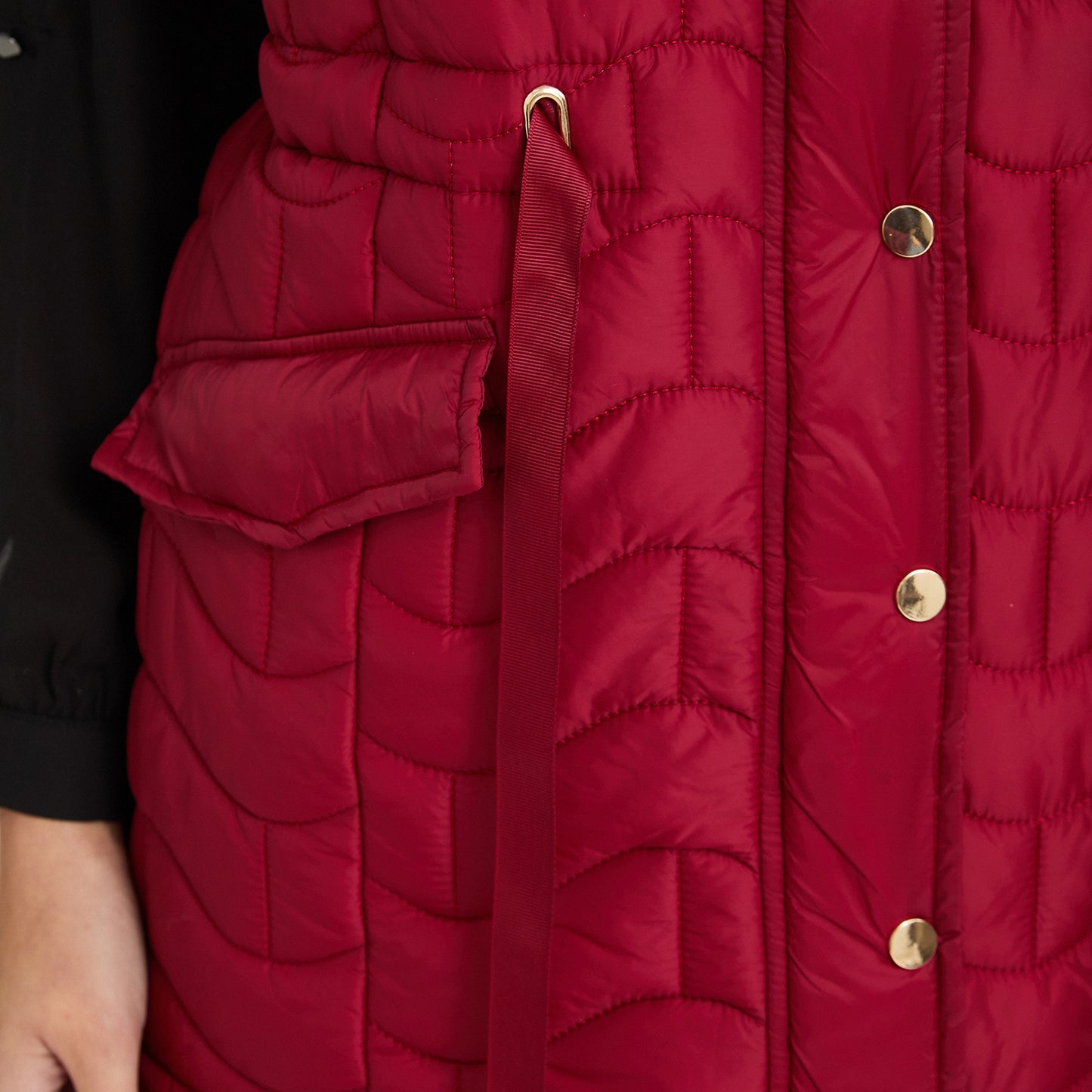 Parka sin mangas larga roja con ajustador de cintura