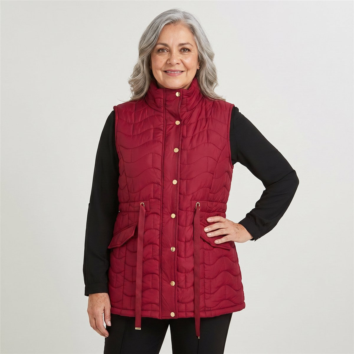 Parka sin mangas larga roja con ajustador de cintura en modelo adulta