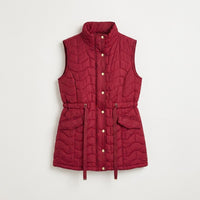 Parka sin mangas larga roja con ajustador de cintura en plano