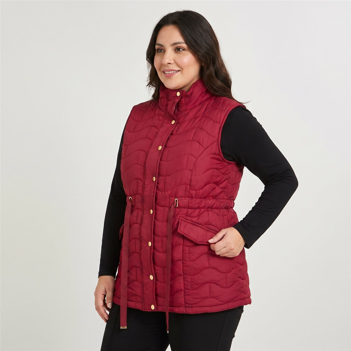 Parka sin mangas larga roja con ajustador de cintura en modelo plus size