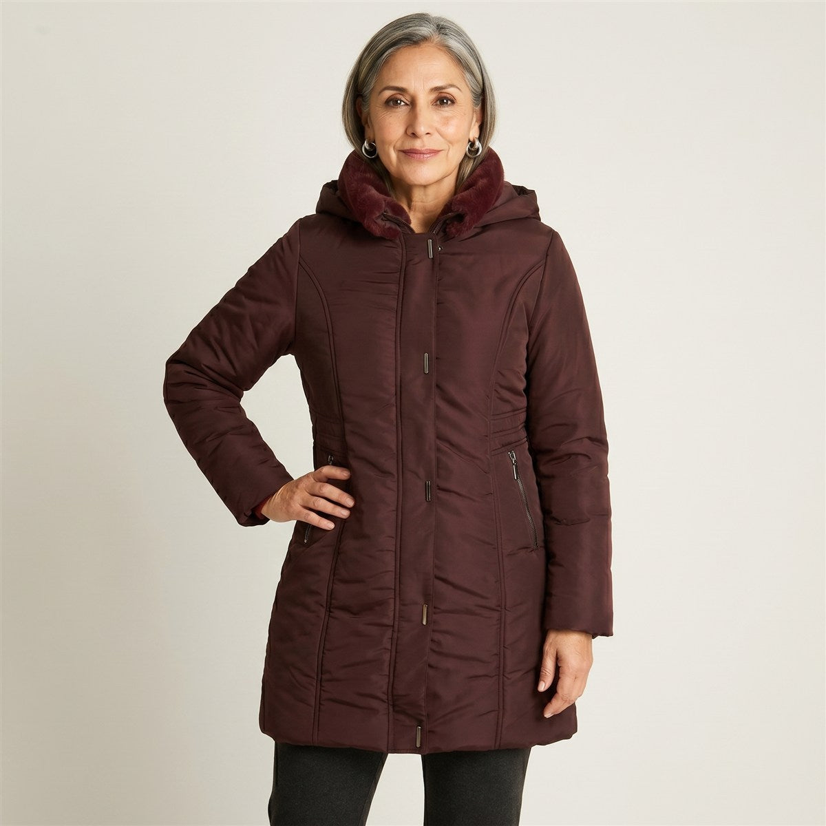 Parka Larga Burdeo con Gorro Peludo y Forro en modelo adulta