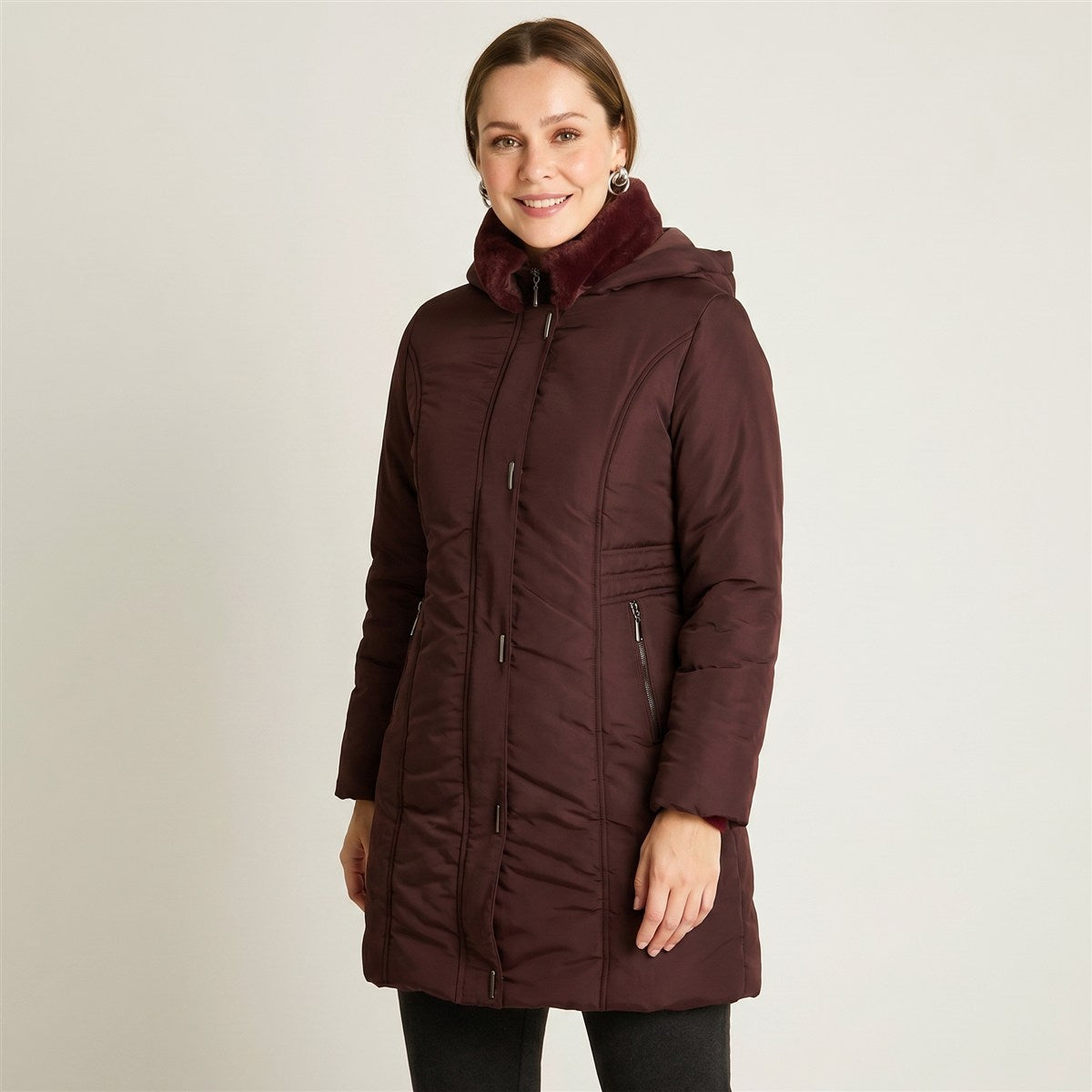 Parka Larga Burdeo con Gorro Peludo y Forro en modelo plus size