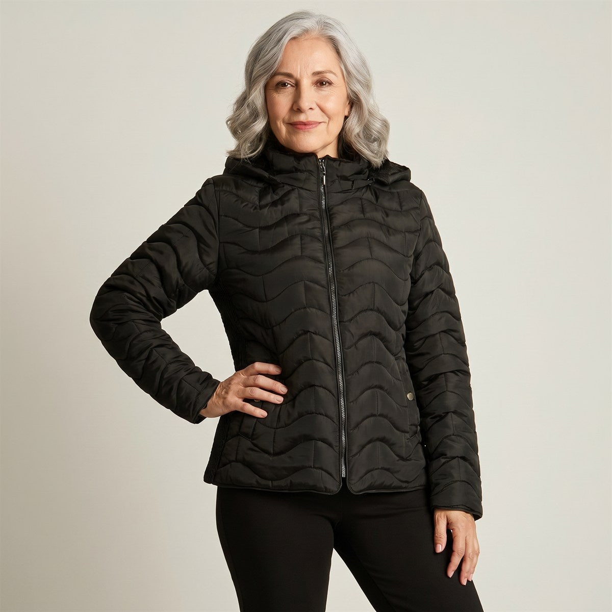 Parka Corta Negra Quilted Ondas en modelo adulta