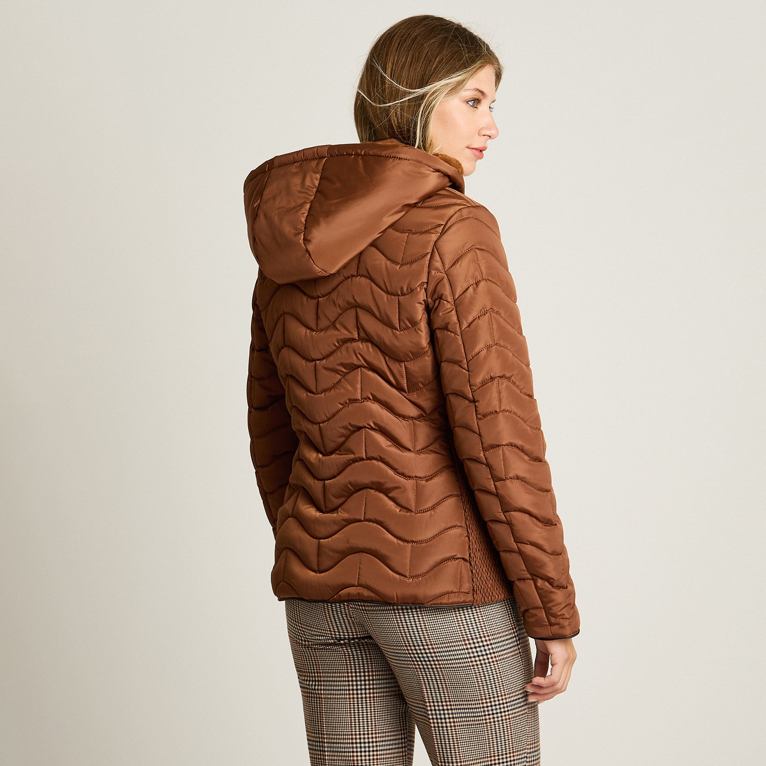 Parka Camel Manga Larga Elasticidad Nula Con Forro Calce Normal Tela Plano