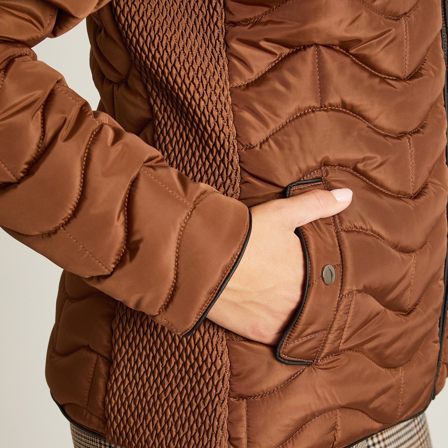 Parka Camel Manga Larga Elasticidad Nula Con Forro Calce Normal Tela Plano