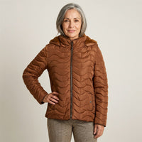 Parka Corta Camel con Diseno Quilted en Ondas, Forro y Gorro en modelo adulta