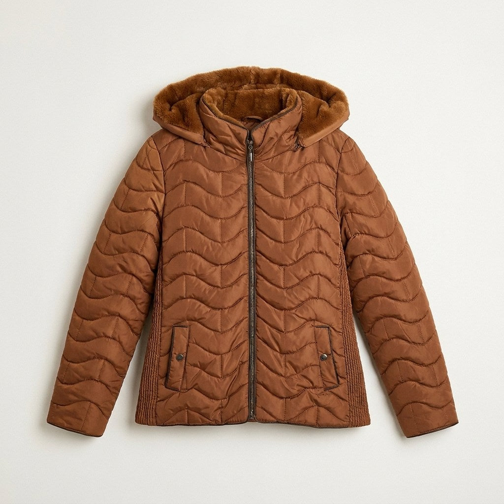 Parka Corta Camel con Diseño Quilted en Ondas, Forro y Gorro en plano