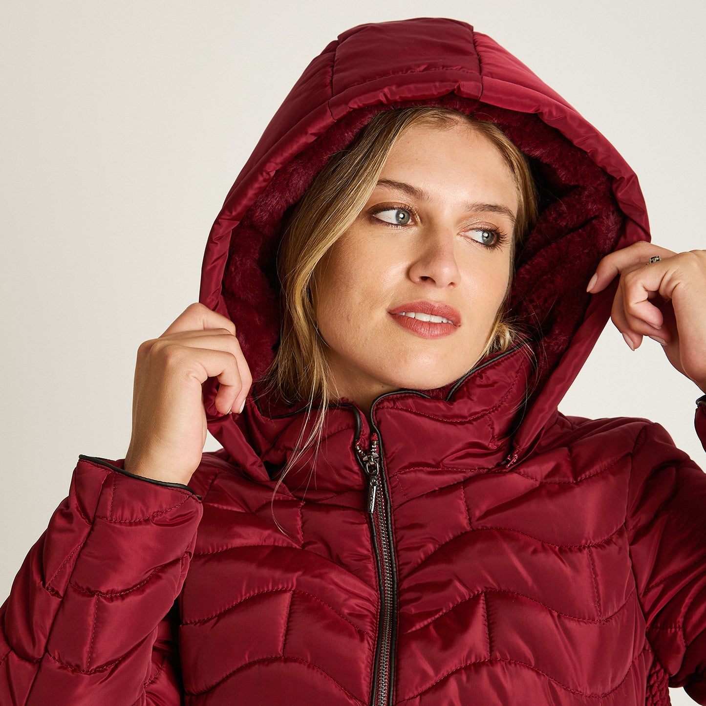 Parka Rojo Manga Larga Elasticidad Nula Con Forro Calce Normal Tela Plano