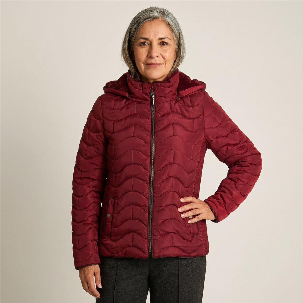 Parka Corta Roja con Diseno Quilted en modelo adulta