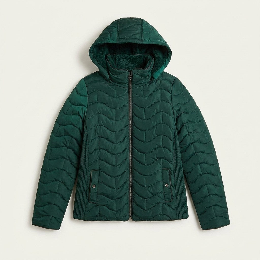 Parka Corta Verde con Diseño Quilted en Ondas, Forro y Gorro en plano