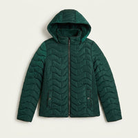 Parka Corta Verde con Diseño Quilted en Ondas, Forro y Gorro en plano