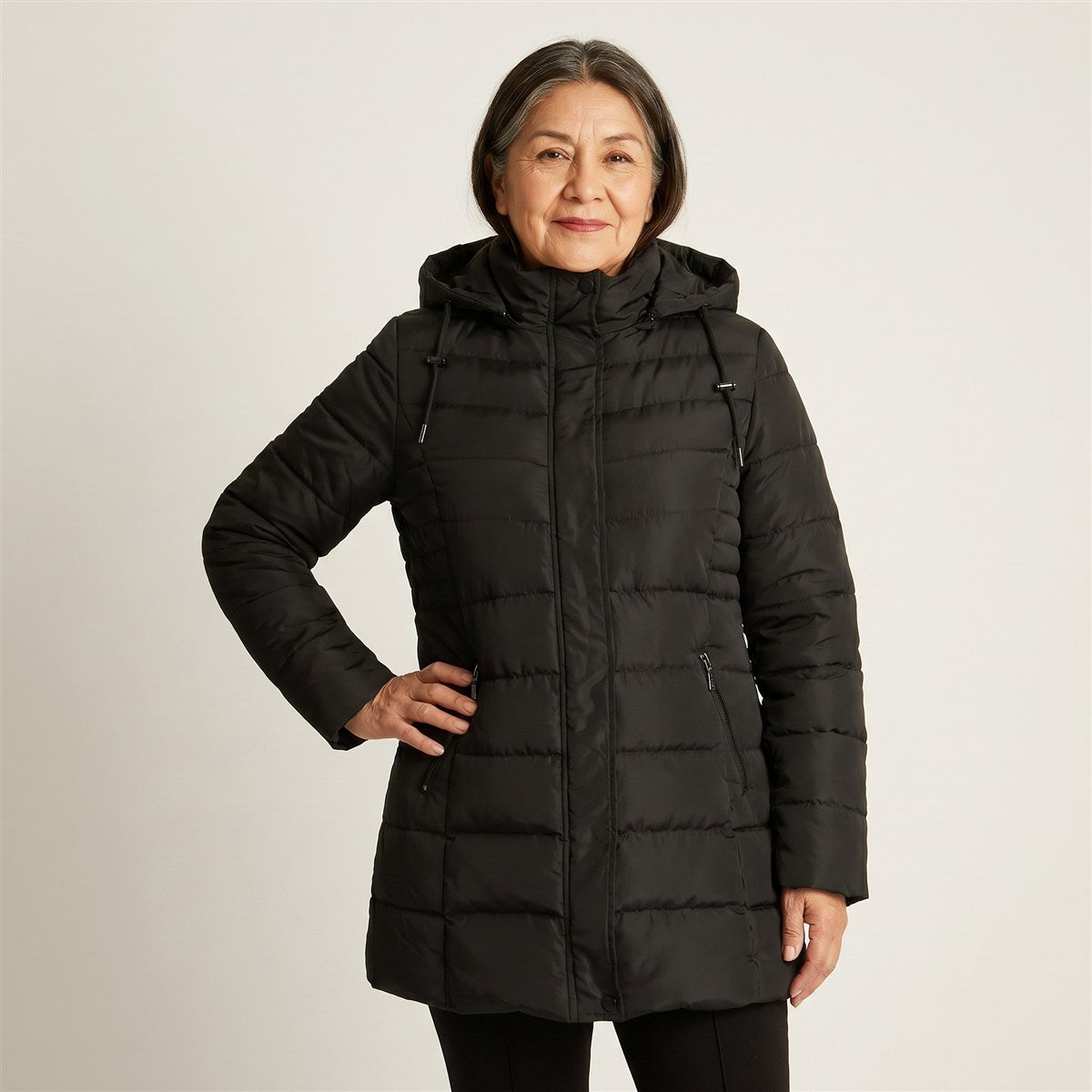 Parka Larga Negra con Gorro y Diseño Quilted en modelo adulta