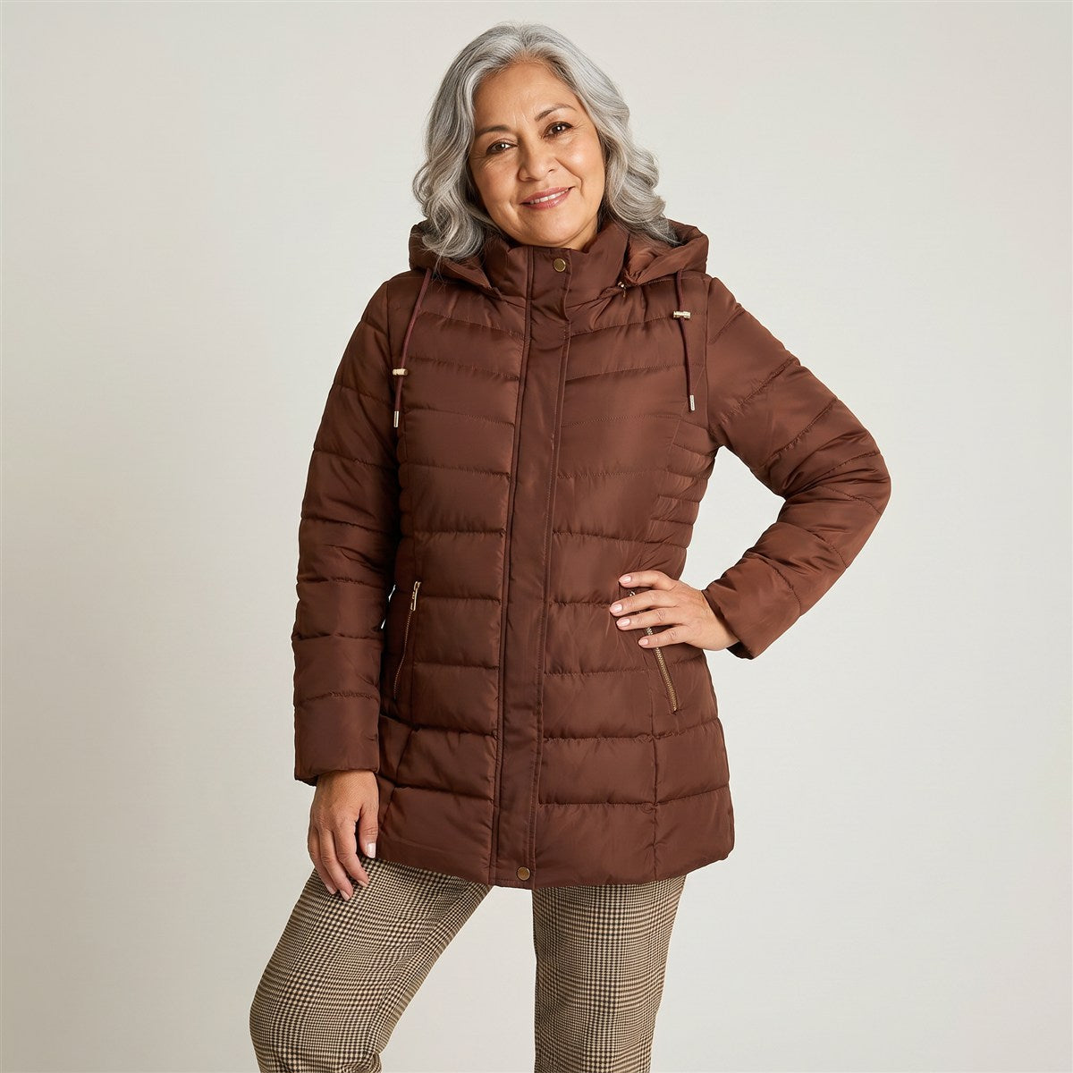 Parka Larga CafÃ© con Gorro y DiseÃ±o Quilted en modelo adulta