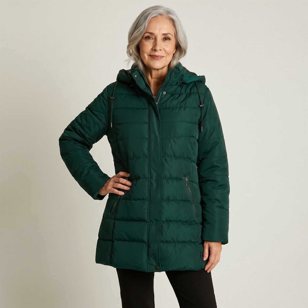 Parka Larga Verde con Gorro y Diseño Quilted en modelo adulta