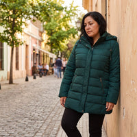 Parka Larga Verde con Gorro y Diseño Quilted lifestyle