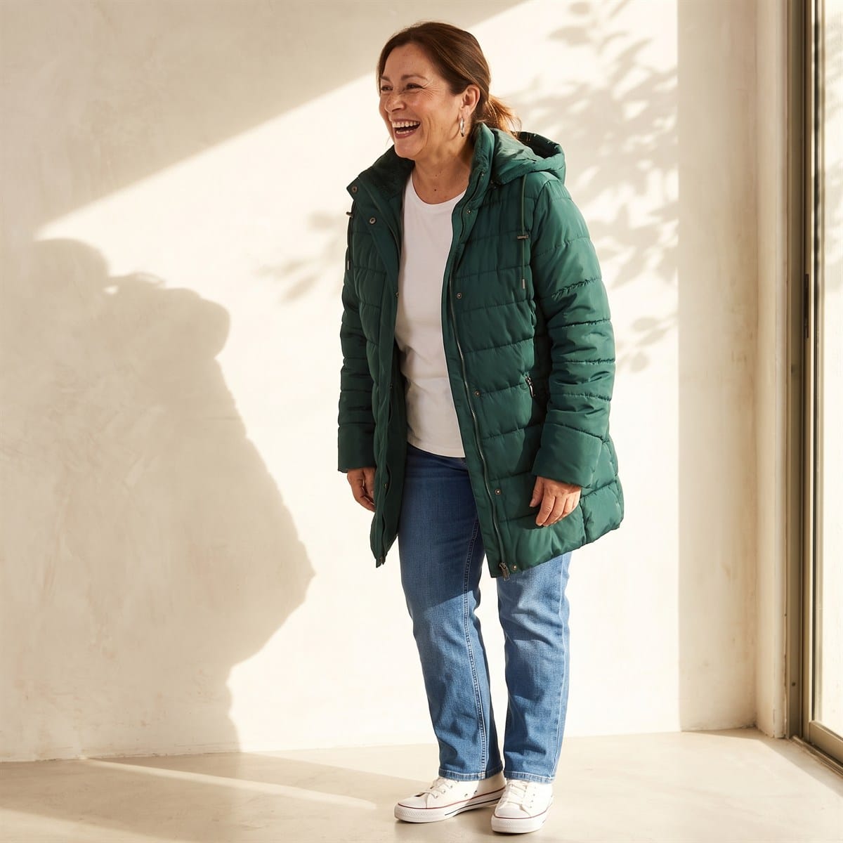 Parka Larga Verde con Gorro y Diseño Quilted lifestyle