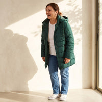 Parka Larga Verde con Gorro y Diseño Quilted lifestyle