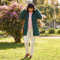 Parka Larga Verde con Gorro y Diseño Quilted lifestyle