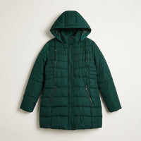 Parka Larga Verde con Gorro y Diseño Quilted en plano