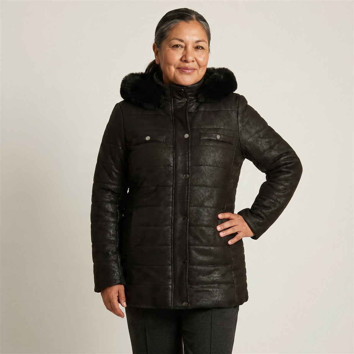 Parka Negra Suede Texturizado con Gorro Peludo y Forro en modelo adulta